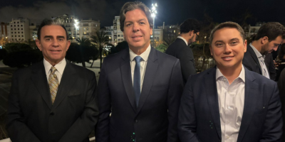 Foto com três homens de terno preto, da esquerda para a direita, Flávio Lara Resende, Frederico De Siqueira Filho e Cristiano Lobato Flôres